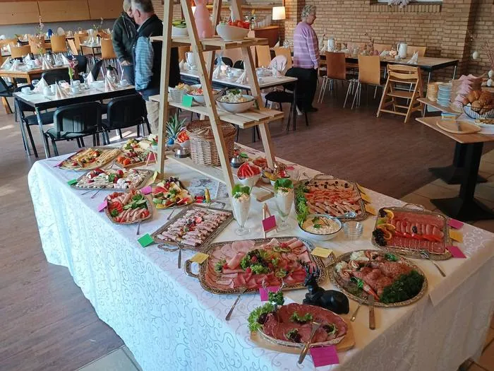 Großes Buffet mit kalten Platten im Gastraum