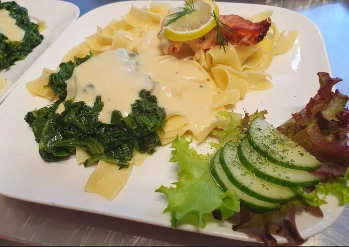 Lachs auf Bandnudeln mit Rahmsauce