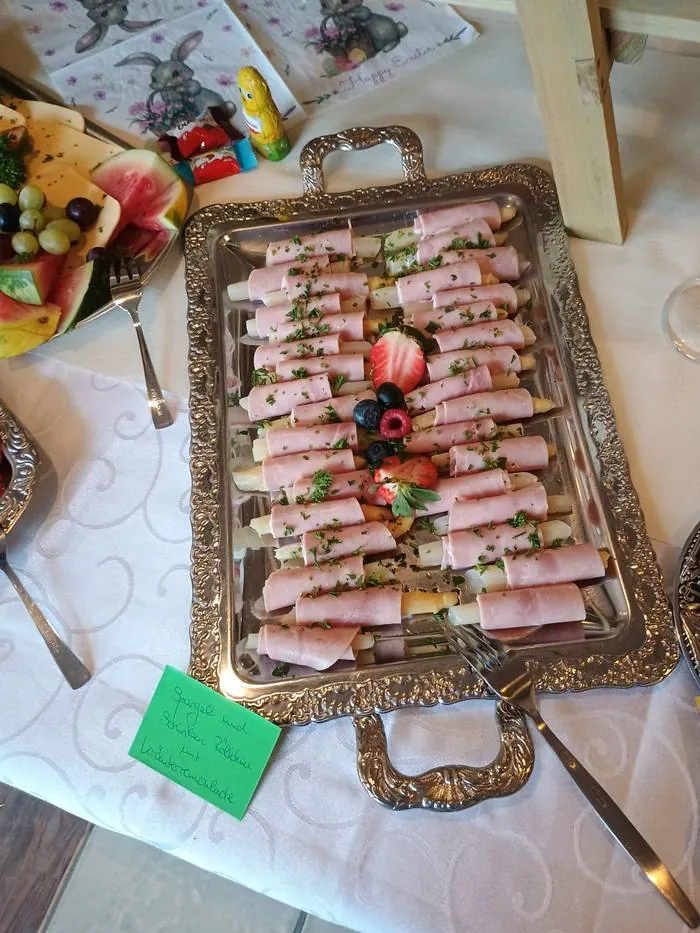 Spargel-Schinken-Röllchen auf Silberplatte